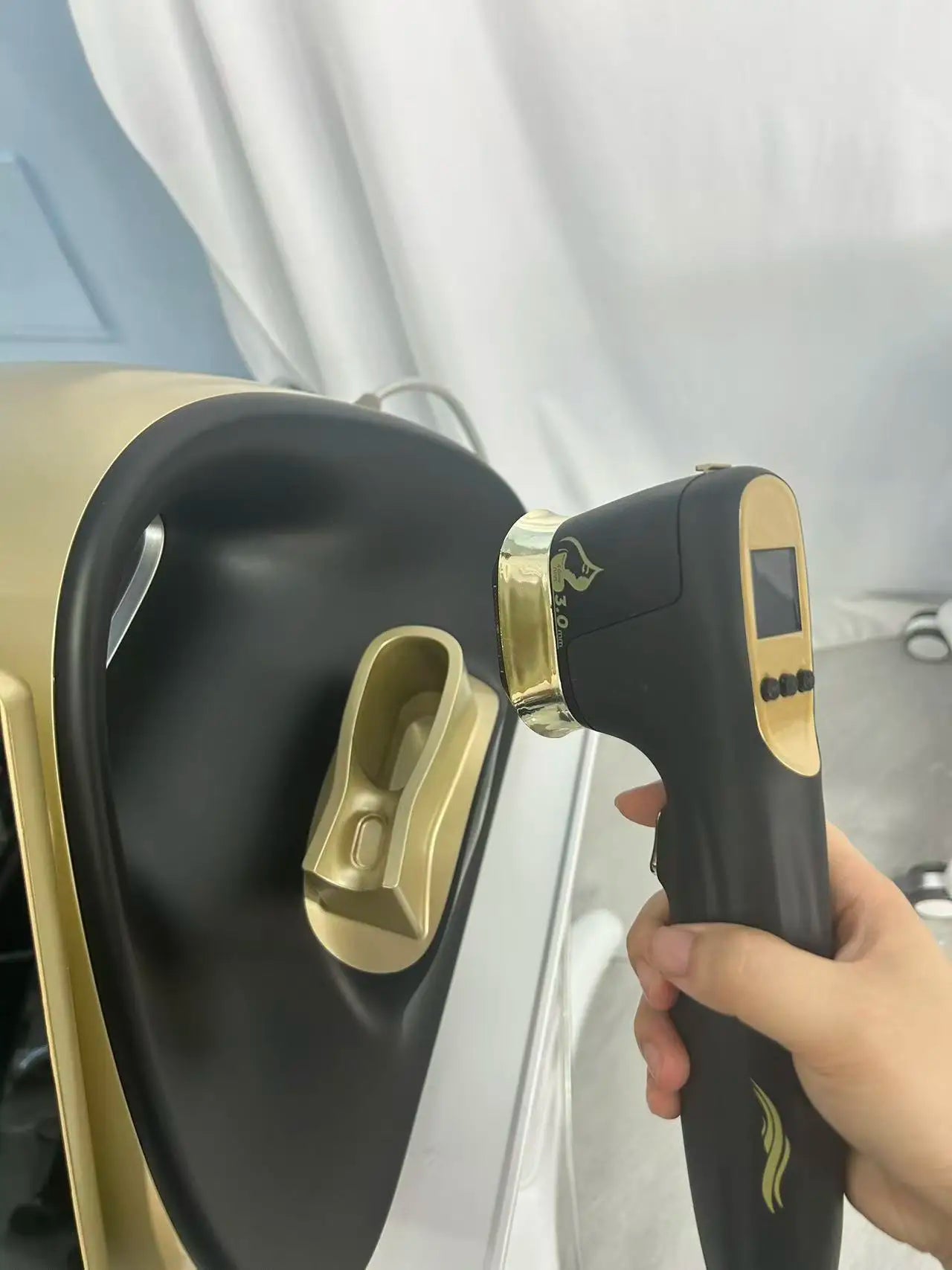 Professional the most popular beauty equipment machine the 22D MAX HIFU for face lifting slimming and fat reduction latest model